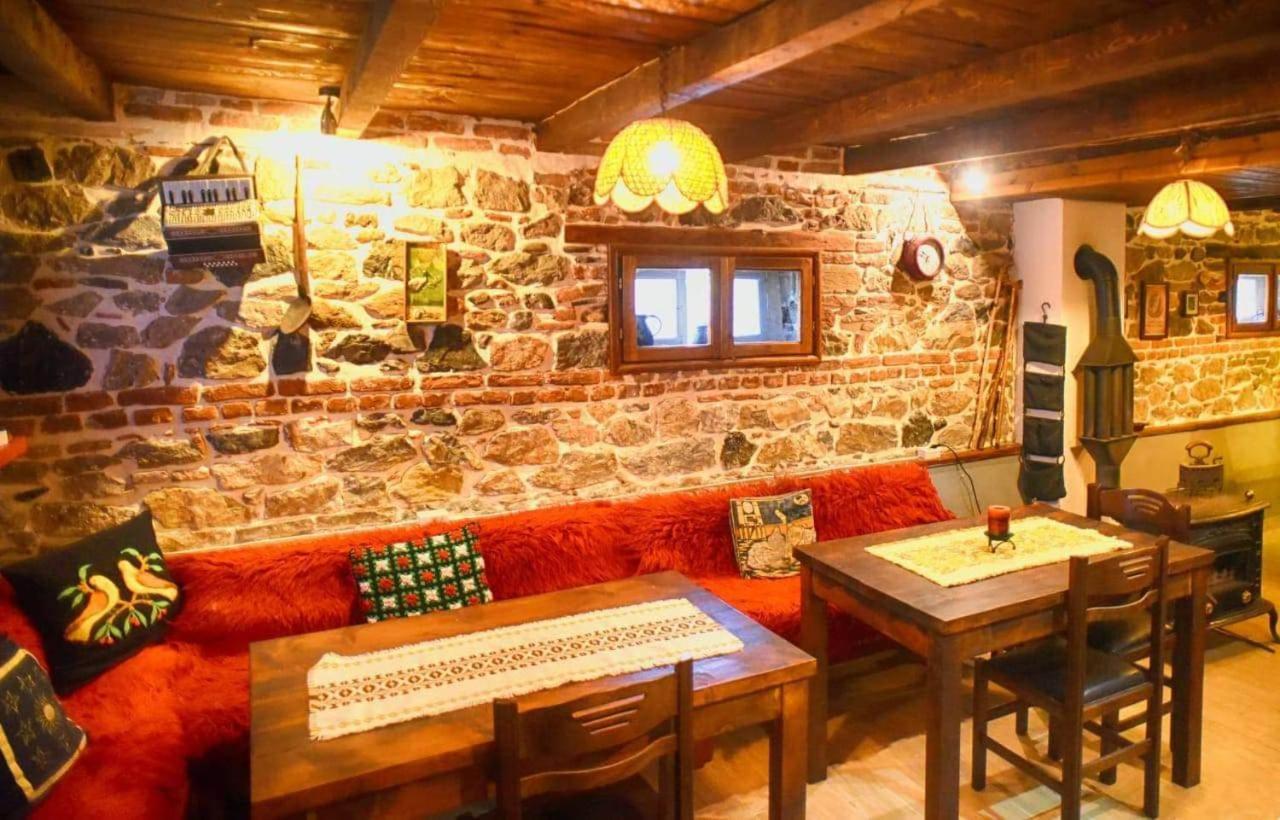 Hotel Bujtina Bicolli Korce Exterior foto
